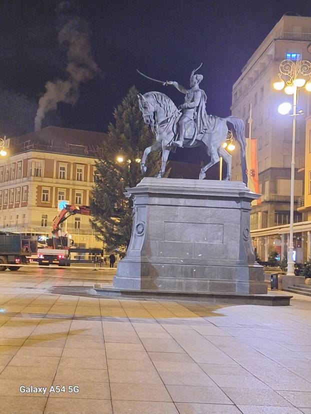 FOTO Na Trg postavili jelku! Stara je 40 godina, visoka 18 m