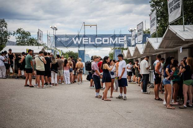 Split : Pred ulazom na Ultra Europe festival stvaraju se gužve za preuzimanje narukvica