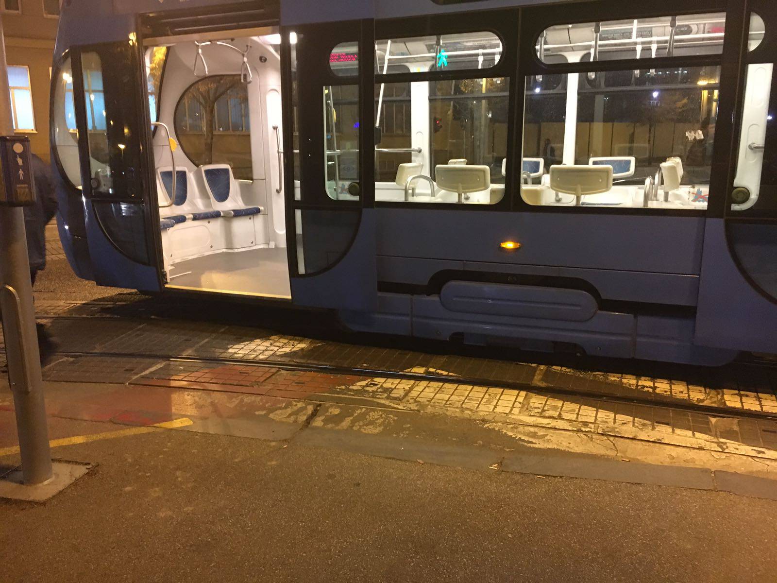 U Zagrebu je tramvaj iskočio iz tračnica: Putnici ostali u šoku