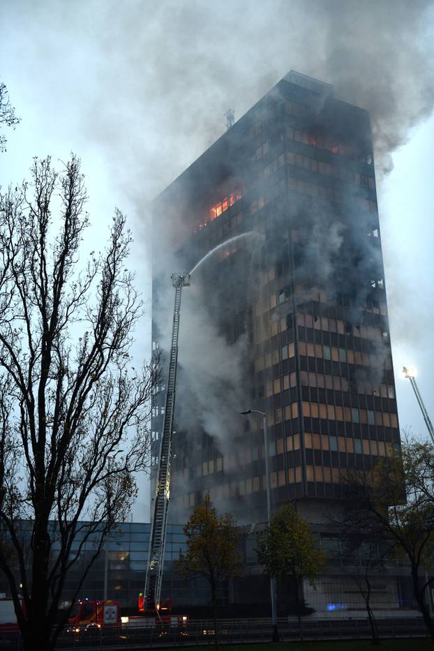 Zagreb: Nastavlja se gašenje Vjesnikovog nebodera, teška noć iza vatrogasaca