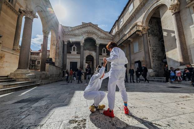 Performans 'Milovanje' na splitskom Peristilu