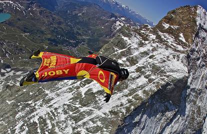 Skok s najvišeg vrha svijeta: Sletjet će pomoću padobrana
