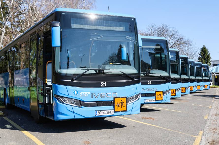 ZET u promet pustio 7 novih školskih autobusa. Dolaze i vozila za osobe s invaliditetom