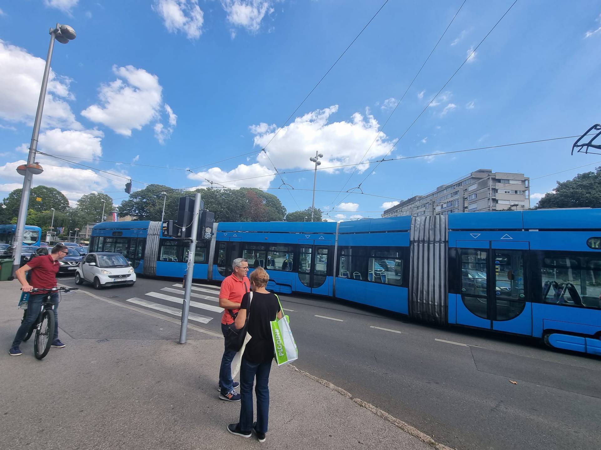 VIDEO Zagreb: Tramvaj iskočio iz tračnica: 'Čuo se jak udarac'