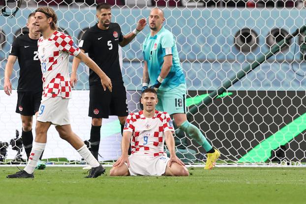 KATAR 2022 - Andrej Kramarić na koljenima nakon gol prilike koju je obranio Borjan