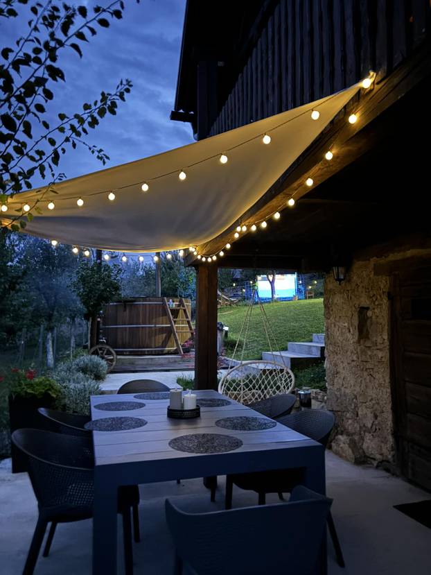 FOTO Ova kuća blizu Zagreba pravi je raj - filmove možete gledati iz bačve za kupanje!