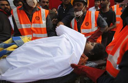Mumbai: Nakon 36 sati spasili ženu iz ruševina, 72 poginulih