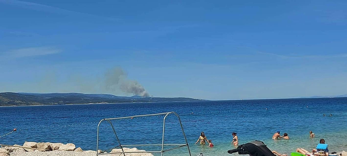 Veliki požari izbili na Braču i na Hvaru, s buktinjom se bore  sve snage s otoka, gase i kanaderi