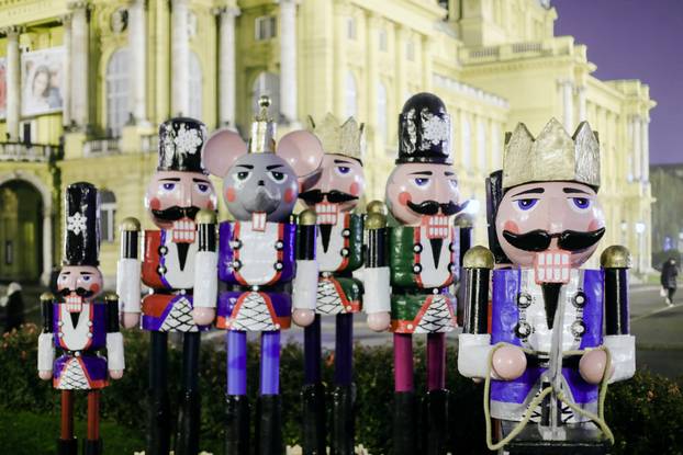 Ispred HNK u Zagrebu postavljene su figure Orašara