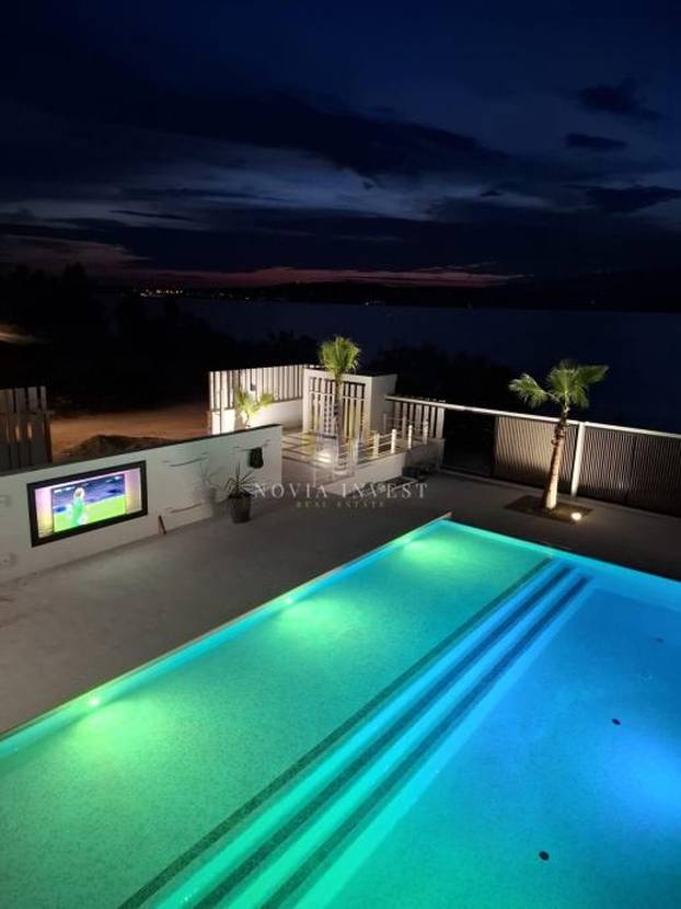 FOTO Luksuzni spektakl! Što mislite koliko stoji ova vila prvi red do mora u Novigradu?