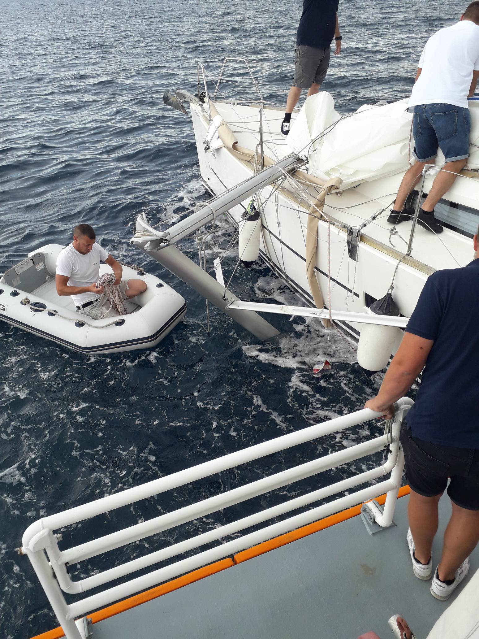 FOTO Jedrilica i gliser sudarili se kod Kornata, skiperica (35) s otvorenim lomom noge u bolnici