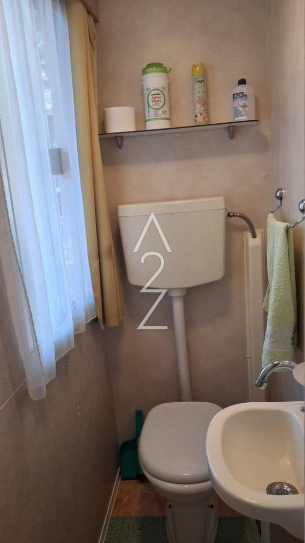 FOTO U Novalji prodaju kućicu od 30 m2 za 12.000 €! Mobilna je: 3 su hladnjaka i ova oprema