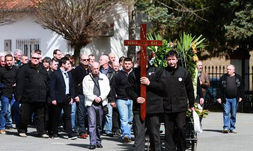 Policija pretražuje Toljev stan, Sanju Hap pokopali u Osijeku