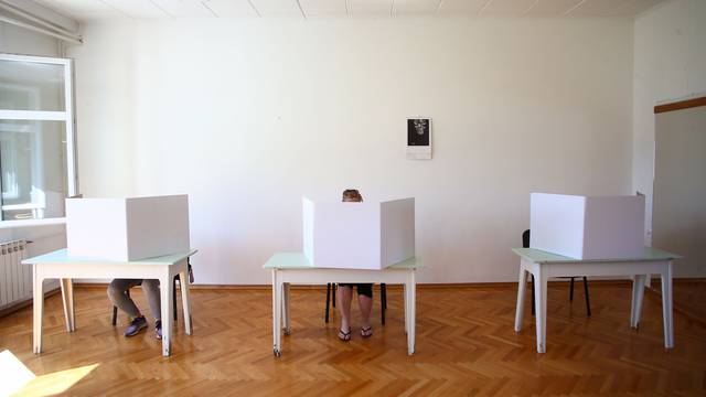 Zagreb: Građani izlaze na birališta kako bi dali svoj glas za zastupnike Hrvatskog sabora