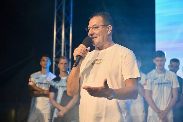 FOTO Euforija u Rijeci ne staje! Pogledajte kako je izgledalo predstavljanje novih dresova