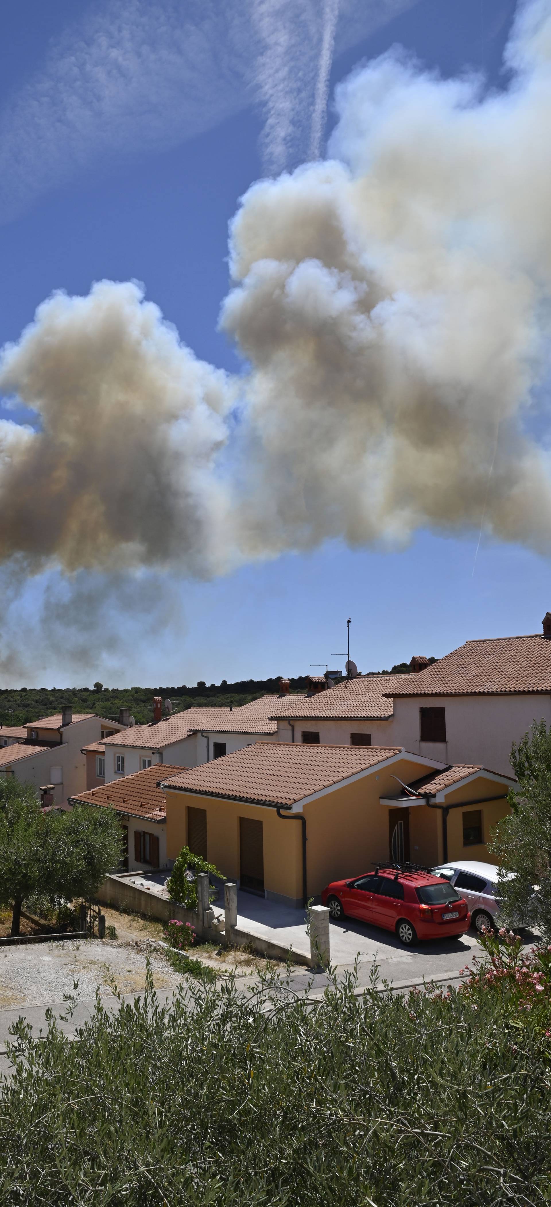 U naselju Valdebek u Puli ponovno je izbio veliki požar, gašenje otežano zbog vjetra