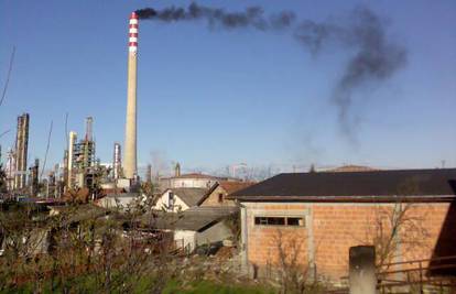 Sisak: Crni dim izlazio iz rafinerije, opasnosti nema