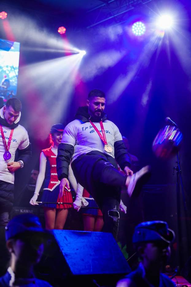 Zadar: Dominik Livaković i Martin Erlića potpisali lopte te ih ispucali u okupljene navijače