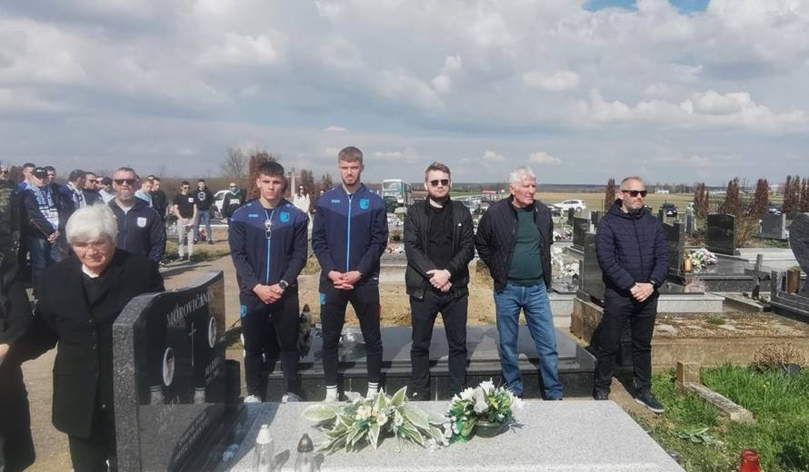 Bakljadom i plotunom ispraćen Sikirica, najstariji Ultras Cibalije