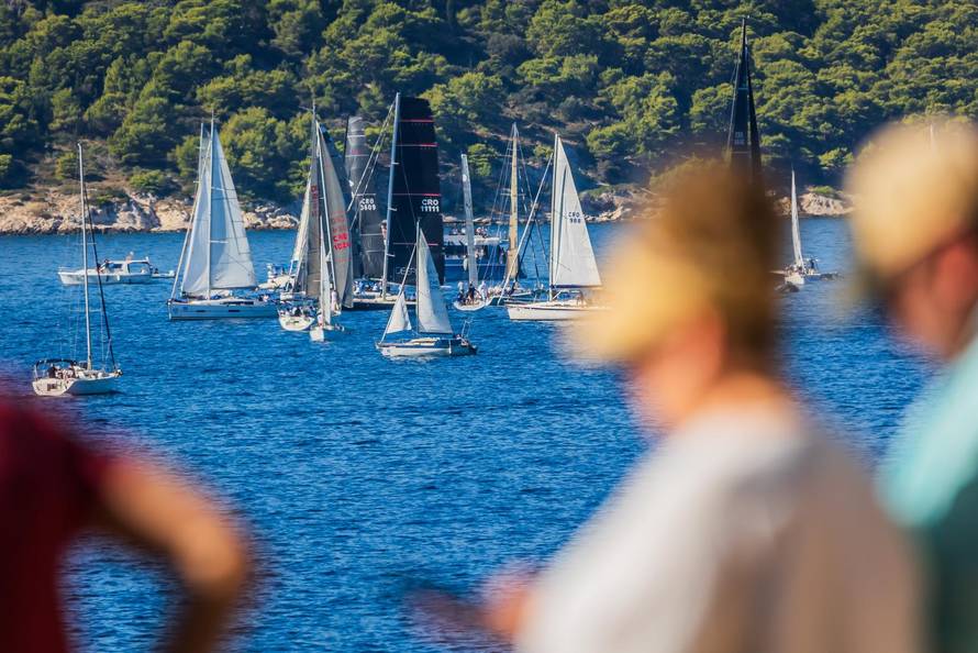 Split:  Pogled sa Sustipana na start Mrduljske Regate