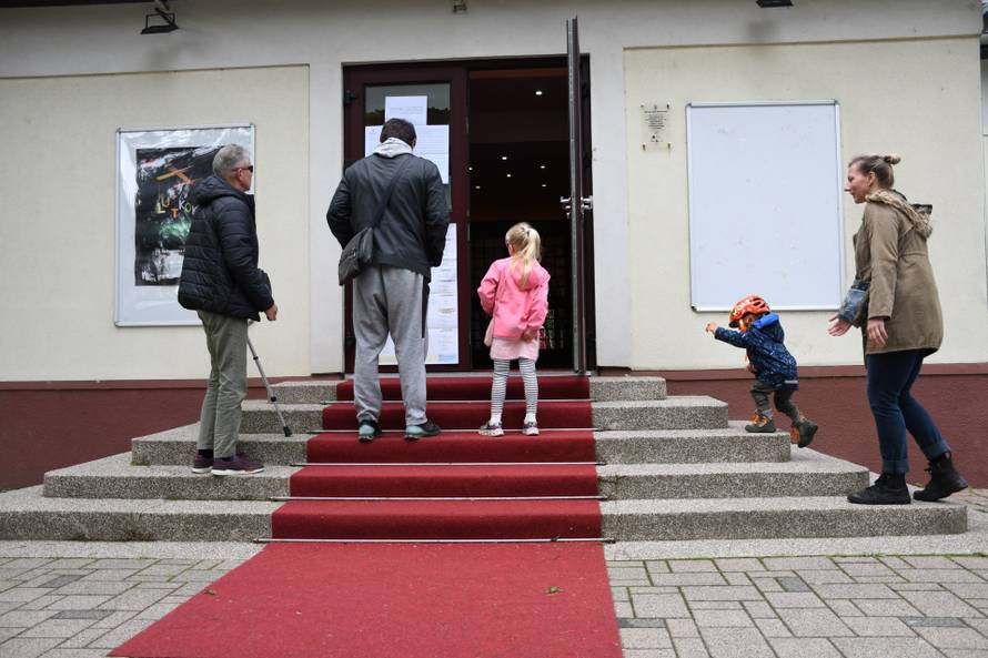 Građani Virovitice glasali su na crvenom tepihu jer je biračko mjesto bilo u  Gradskom kazalištu Virovitica
