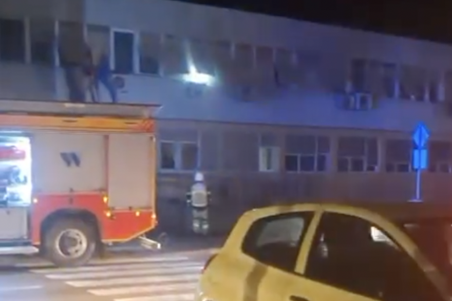 Požar u policijskoj postaji u Kninu