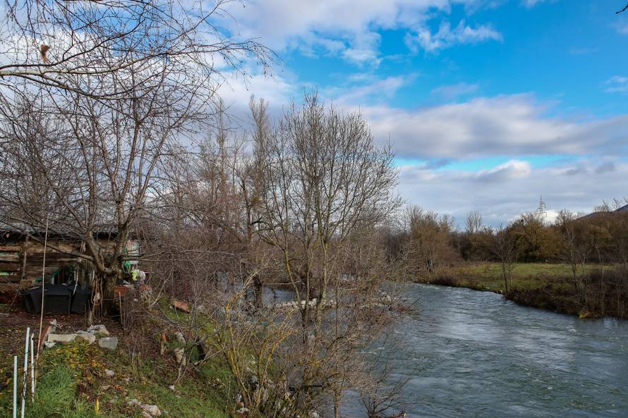 U Gračacu je zbog obilne kiše došlo do izlijevanja rijeke Otuče