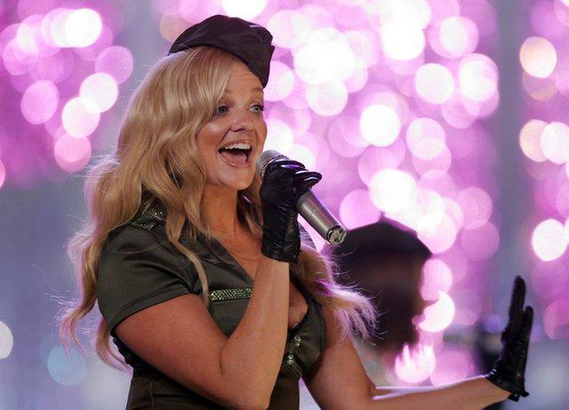 Emma bunton. Эмма Бантон сейчас. Emma Bunton 1999. Эмма Бантон в молодости. Эмма Бантон выступление.