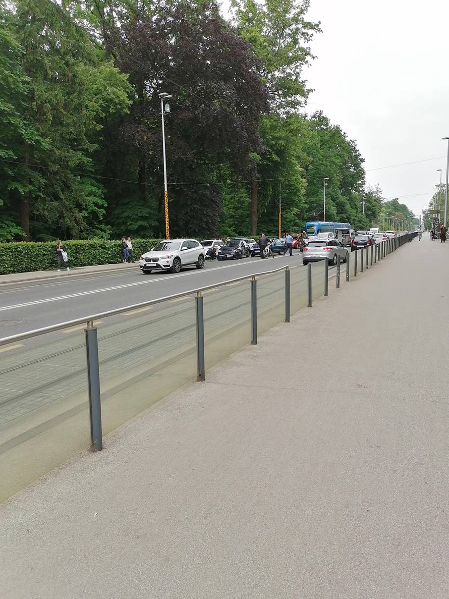 Lančani sudar četiri vozila u Zagrebu: 'Pretjecao je prugom'