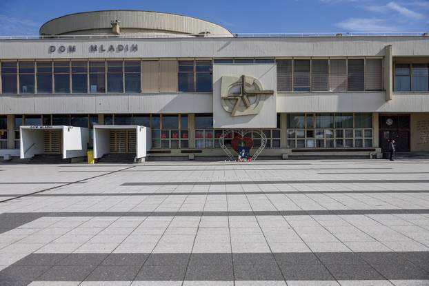 Sarajevo: Dan nakon okupljanja u čast Halida Bešlića građani još uvijek donose cvijeće