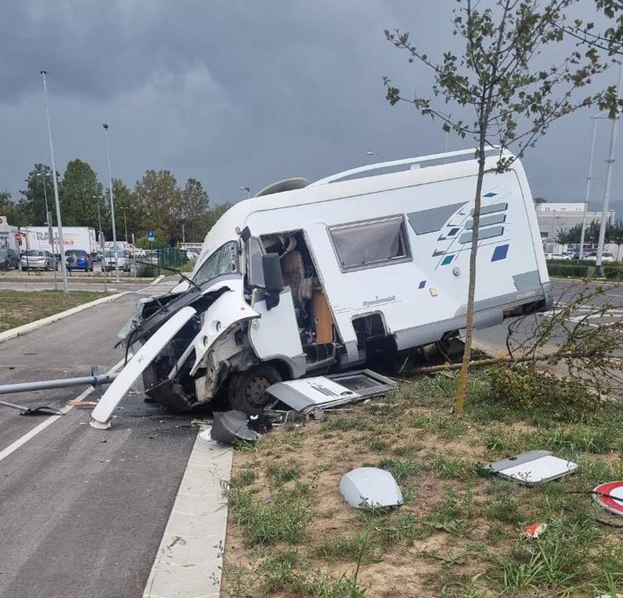 VIDEO Kako se iz ovoga izvukao bez ogrebotine?! Kamperom prepolovio stup u Zagrebu!