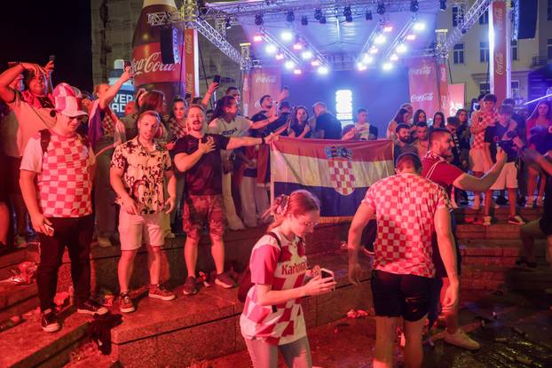 Zagreb: Slavlje navijača na trgu nakon pobjede Hrvatske