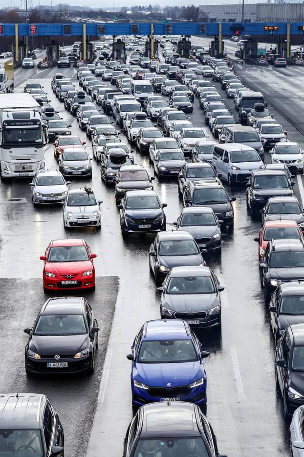 Početak skijaškog tjedna i kraj blagdana uzrok je gužve na graničnom prijelazu Bregana