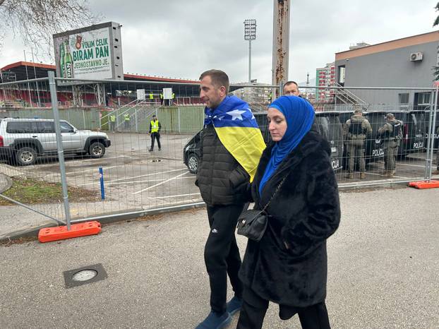 VIDEO 24SATA U ZENICI Dresove, zastave nude ispod cijene, stigla i Dubioza: 'Take me to America'