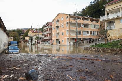 Potop u Novom Vinodolskom, zatvorene ceste