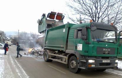 U vožnji se zapalio kamion gradske čistoće pun smeća