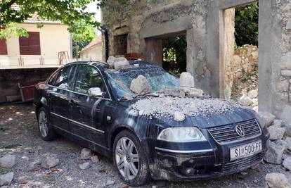 U kuću u Drnišu udario grom: 'Mislila sam da je pala granata'