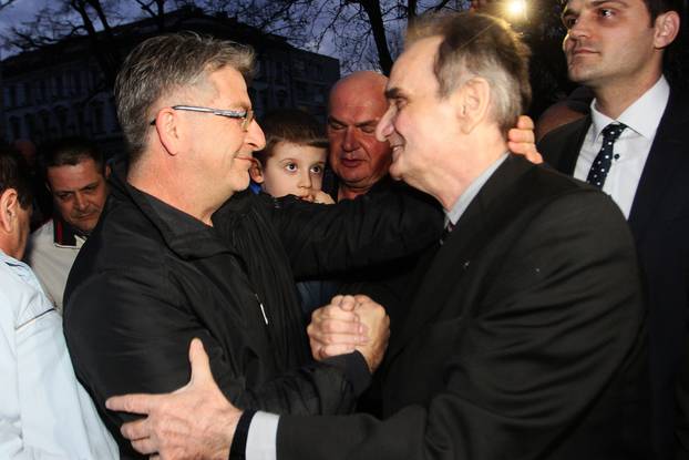 Osijek: Simpatizeri i ?lanovi HDSSB-a do?ekali Glava&scaron;a 