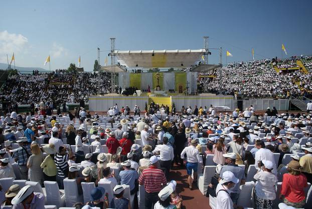 Sarajevo: Hodo?asnici se od ranih jutarnih sati okupljaju kako bi do?ekali papu na stadionu