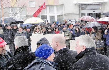 Radnici prosvjedovali na ledu jer nisu dobili plaće