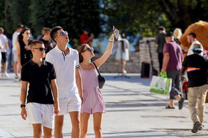 GALERIJA Turisti preplavili Zadar