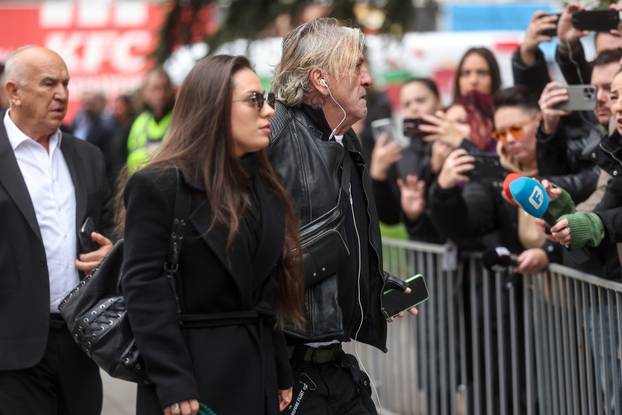 Sarajevo: Dolazak uzvanika na komemoraciju za Halida Bešlića u Narodno pozorište 