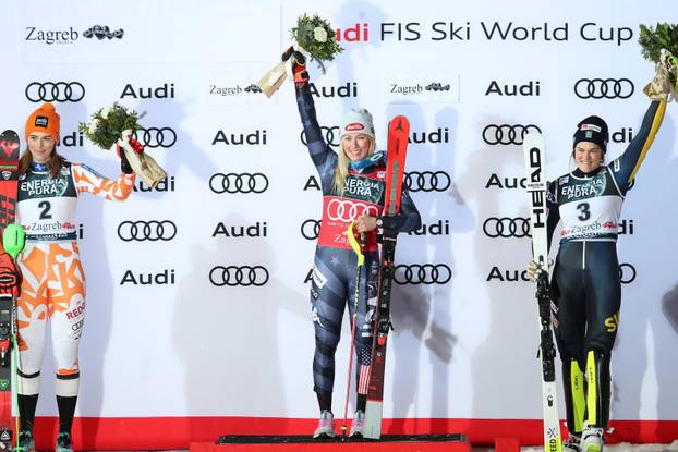 Petra Vlhova, Mikaela Shiffrin i Anna Swenn Larsson na postolju nakon odvožene druge vožnje ženskog slaloma 