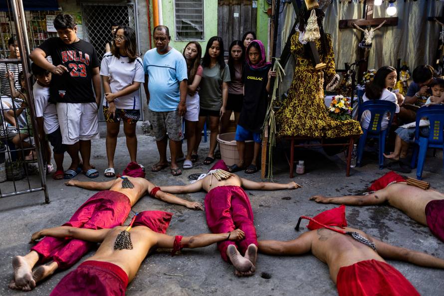 Filipino Catholics perform self-flagellation for Lent