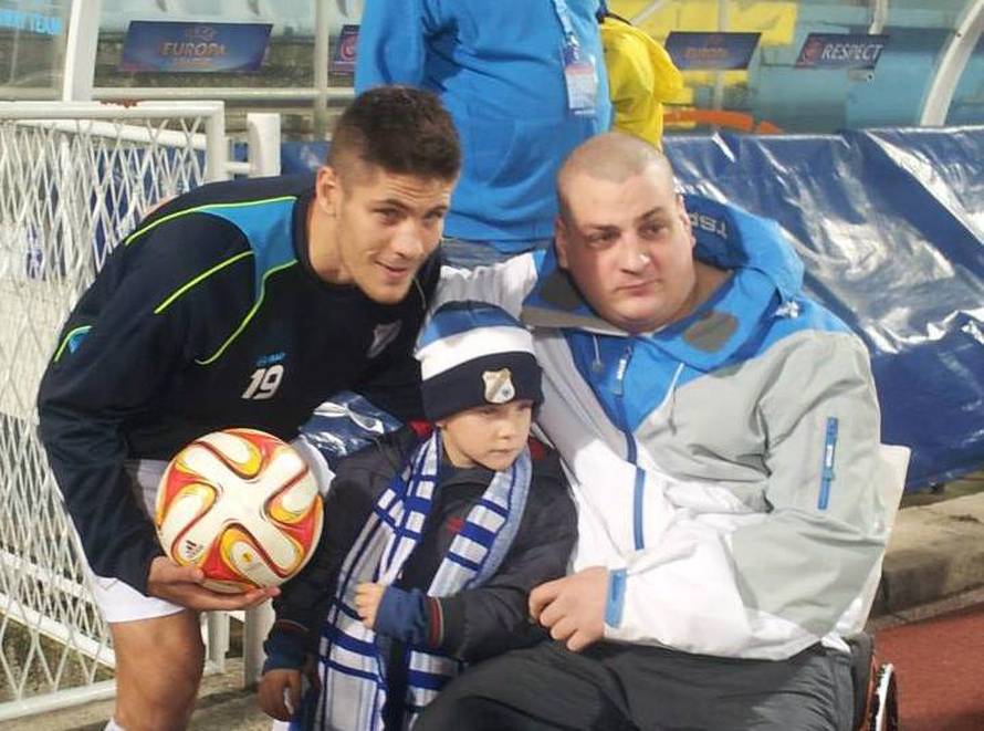 Prodajem svojih 150 dresova da bih mogao pomoći roditeljima