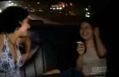 Dvije djevojke razgovaraju o seksu s vozačem taksija