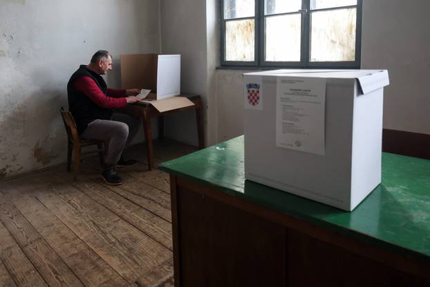 Škola u Željeznom Žumberačkom odavno se ne koristi, ali danas je otvorena zbog izbora