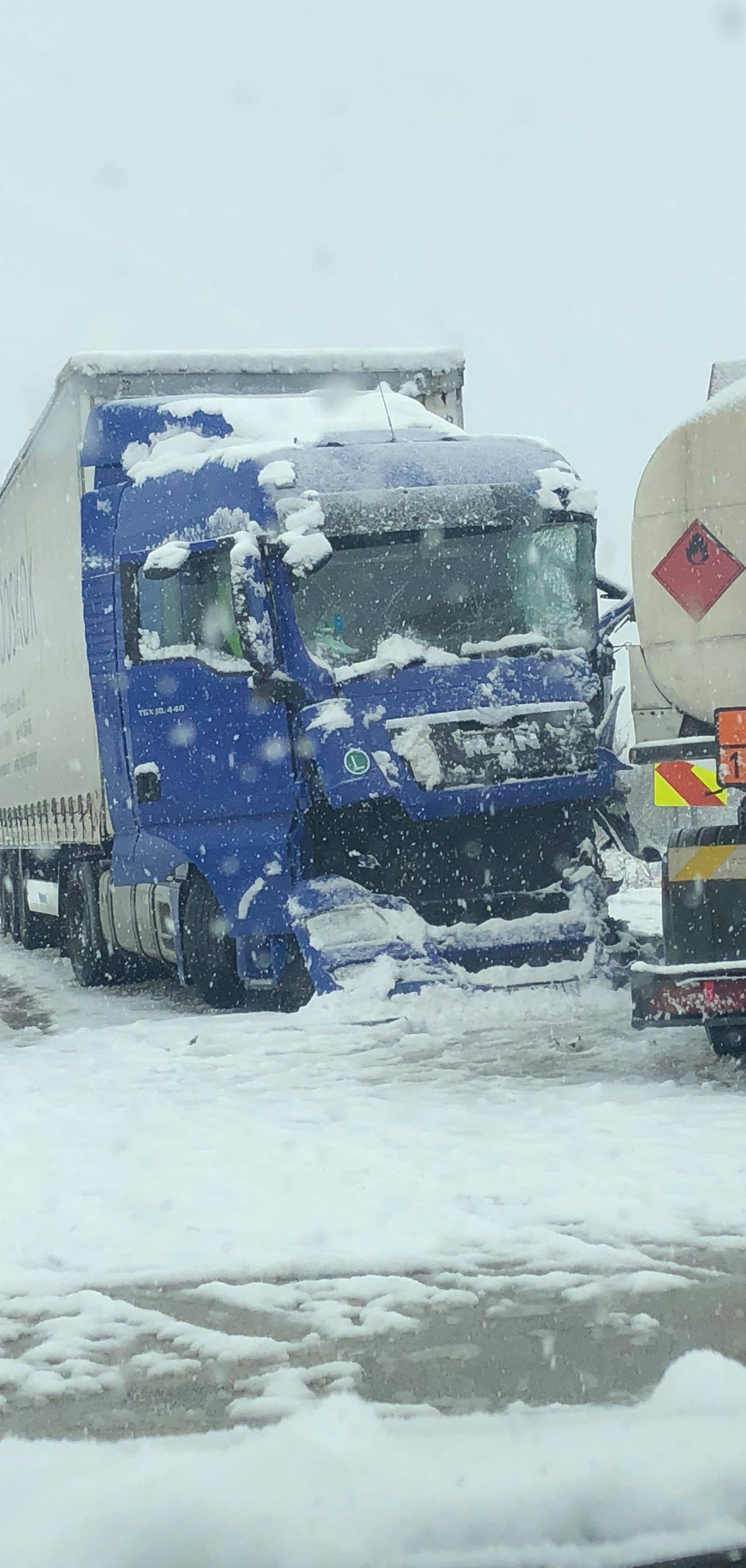 Sudarili su se tegljač i cisterna kod Kistanja, vozač slomio prst