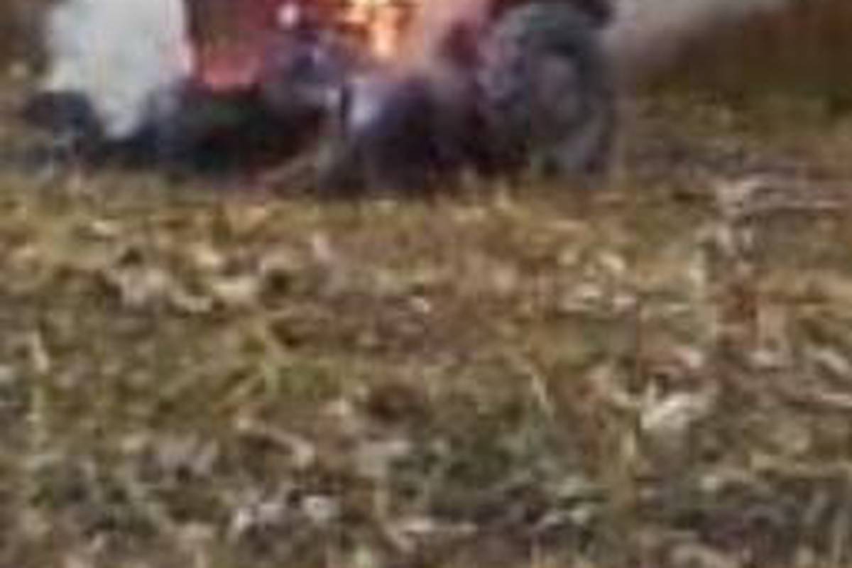Auspuh traktora zagrebao kukuruz pa zapalio vozilo 