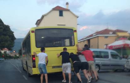 Plati kartu pa guraj bus: Kroz Kaštel Stari pomagali vozaču